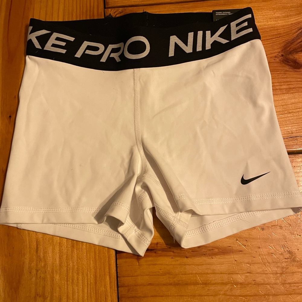 BRAND NEW! White NIKE PERFORMANCE SHORTS! Size small